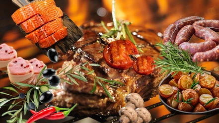 BBQ mediterran.jpg Mediterranes Barbecue mit Fleisch, Lachs, Würstchen, Kartoffeln und Gemüse am Feuer.