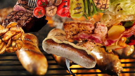 BBQ Klassisch.png Eine Vielfalt an deftigem Grillgut über lodernden Flammen und einem Grillrost: Bratwurst mit Senf, saftiges Steak, knusprige Kartoffelspalten, gebratener Speck und bunte Gemüsespieße.