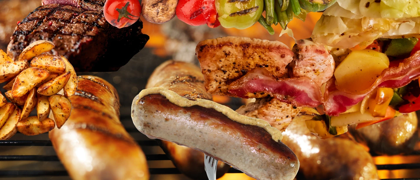 BBQ Klassisch.png Eine Vielfalt an deftigem Grillgut über lodernden Flammen und einem Grillrost: Bratwurst mit Senf, saftiges Steak, knusprige Kartoffelspalten, gebratener Speck und bunte Gemüsespieße.