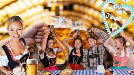 Nacht der Tracht.jpg Ausgelassene Menschen in Tracht stoßen mit großen Bierkrügen im Festzelt an.