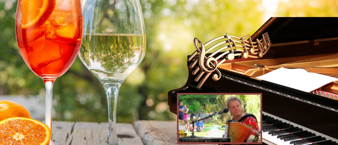 Piano Man.png Zwei Getränke und aufgeschnittene Orangen auf einem Holztisch vor grünen Bäumen. Daneben ein schwarzer Flügel mit goldenen Noten und ein eingeblendetes Foto eines Musikers mit Akkordeon.