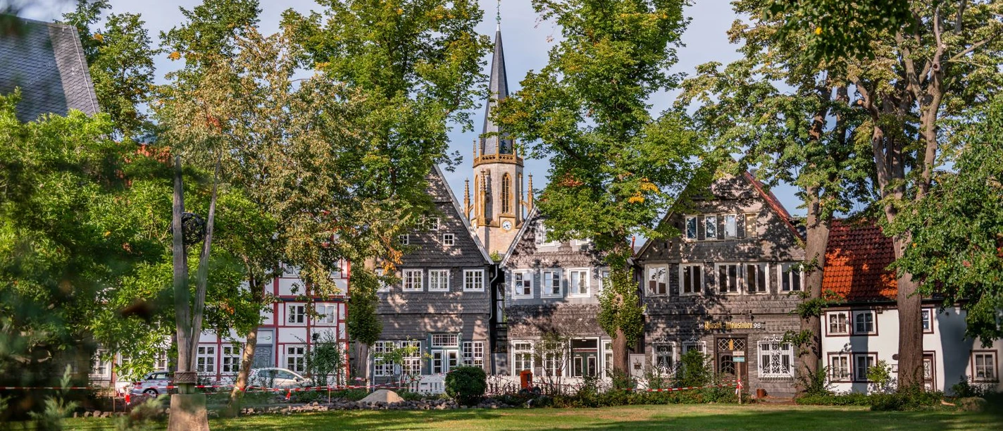 Kirchring Historische Fachwerkhäuser am Kirchring in Gütersloh mit Kirchturm und Grünfläche