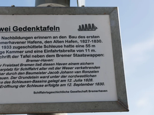 Gedenktafel Schleuse Alter Hafen M6456 (c) Helmut Gross_Erlebnis Bremerhaven_WEB.jpg Informationstafel „Zwei Gedenktafeln“ zur Geschichte der Schleuse am Alten Hafen in Bremerhaven.