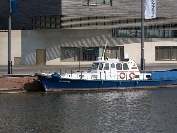 Quarantäne P1843 (c) Helmut Gross_Erlebnis Bremerhaven_WEB.jpg MS Quarantäne am Kai im Neuen Hafen Bremerhaven vor dem Deutschen Auswandererhaus