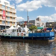 Seestadtfest 2018 Schiffe N3076 (c) Helmut Gross_WEB.jpg Motorschiff "Quarantäne" an der Kaje Neuer Hafen Ost in Bremerhaven vor dem The Liberty-Hotel