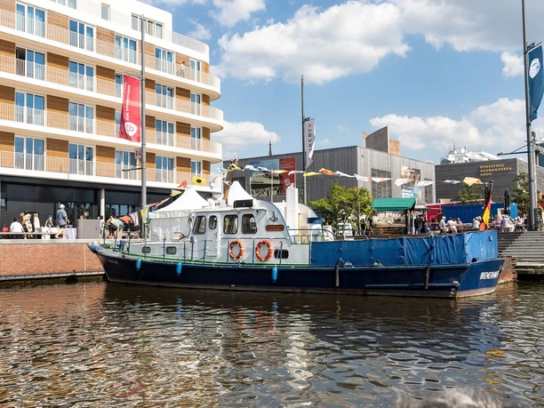 Seestadtfest 2018 Schiffe N3076 (c) Helmut Gross_WEB.jpg Motorschiff "Quarantäne" an der Kaje Neuer Hafen Ost in Bremerhaven vor dem The Liberty-Hotel