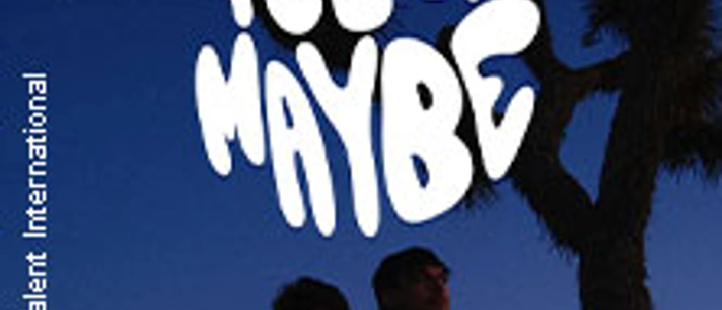 Zwei Silhouetten vor Abendhimmel mit großem Yes & Maybe Schriftzug und Wüstenpflanzen