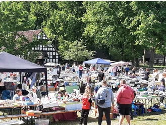 Kinderflohmarkt am Museumshof Kinder verkaufen Spielzeug an Ständen vor Fachwerkhäusern auf dem Museumshof Rahden