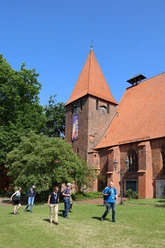 Workshopleiter Uwe Stelter (re.) mit Teilnehmenden von „Click im Kloster Ebstorf“ Workshopleiter Uwe Stelter (re.) mit Teilnehmenden von „Click im Kloster Ebstorf“