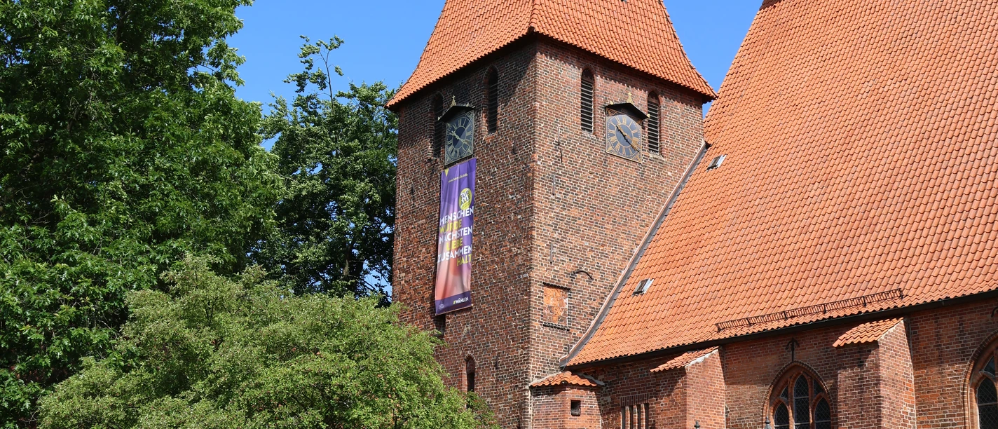 Workshopleiter Uwe Stelter (re.) mit Teilnehmenden von „Click im Kloster Ebstorf“ Workshopleiter Uwe Stelter (re.) mit Teilnehmenden von „Click im Kloster Ebstorf“