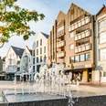 Innenstadt Gütersloh Springbrunnen auf dem Berliner Platz vor Häuserzeile in Güterslohs Innenstadt