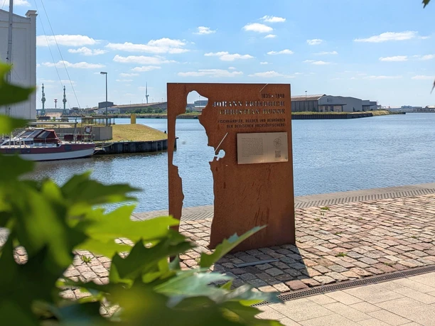 PXL_20240626_115844283.MP PXL_20240626_115700282.MP (c) Taurean Reddeck_Erlebnis Bremerhaven_CC BY MIT NENNUNG DES COPYRIGHTS_WEB.jpg Silhouette eines Forschers an der Forschermeile Bremerhaven