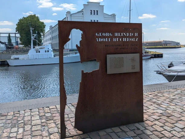 PXL_20240626_120119371.MP PXL_20240626_115700282.MP (c) Taurean Reddeck_Erlebnis Bremerhaven_CC BY MIT NENNUNG DES COPYRIGHTS_WEB.jpg Silhouette eines Forschers an der Forschermeile Bremerhaven