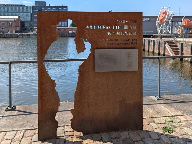 PXL_20240626_115947883.MP PXL_20240626_115700282.MP (c) Taurean Reddeck_Erlebnis Bremerhaven_CC BY MIT NENNUNG DES COPYRIGHTS_WEB.jpg Silhouette von Wegener an der Forschermeile Bremerhaven