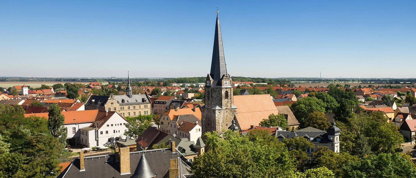Stadt Lützen - Ausflugsziel in der Region Leipzig Luftaufnahme der Stadt Lützen mit Blick über die Dächer der Stadt und auf die Kirche St. Viti.