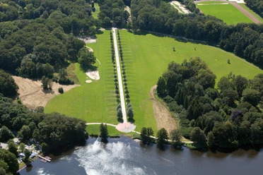 (c)Helmut_Gross__E3945_WEB.jpg Luftaufnahme mit der Allee der heilenden Bäume, dem Ying- und Yang-Platz und dem Teich im Gesundheitspark Speckenbüttel