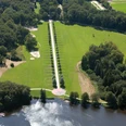 (c)Helmut_Gross__E3945_WEB.jpg Luftaufnahme mit der Allee der heilenden Bäume, dem Ying- und Yang-Platz und dem Teich im Gesundheitspark Speckenbüttel