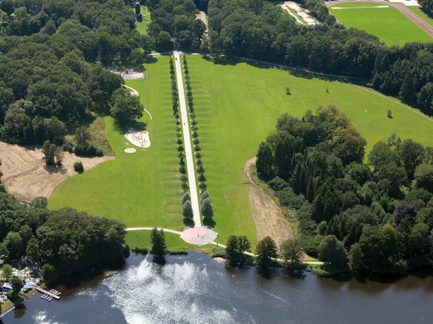 (c)Helmut_Gross__E3945_WEB.jpg Luftaufnahme mit der Allee der heilenden Bäume, dem Ying- und Yang-Platz und dem Teich im Gesundheitspark Speckenbüttel