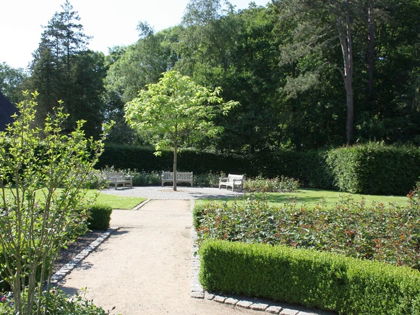 Speckenbütteler Park Beet mit Bänken (c) Jens Wöhlken_Erlebnis Bremerhaven_WEB.jpg Wege durch den Rosengarten im Gesundheitspark Speckenbüttel