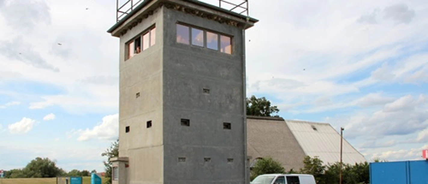 Der sanierte ehemalige Grenzturm in Neu Bleckede beherbergt nun eine Ausstellung © Biosphaerium.JPG