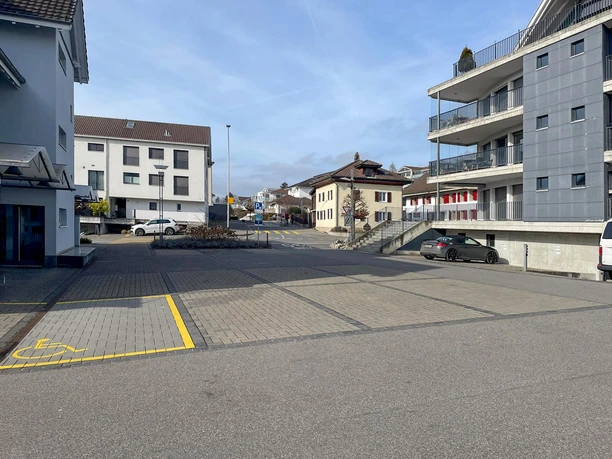 Eich_Öffentlicher_Parkplatz_Botenhof_Dorfplatz.jpg