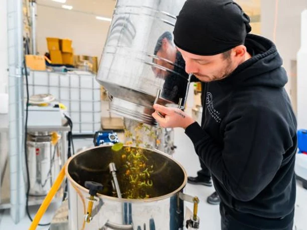 Destillateur bei der Arbeit