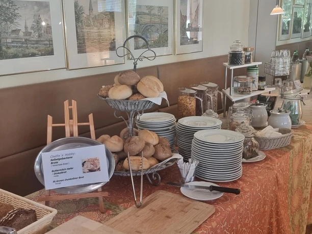 Hotel Sonnenhof Lügde Frühstücksbüffet.jpg Bild vom Frühstücksbüffet im Hotel Sonnenhof