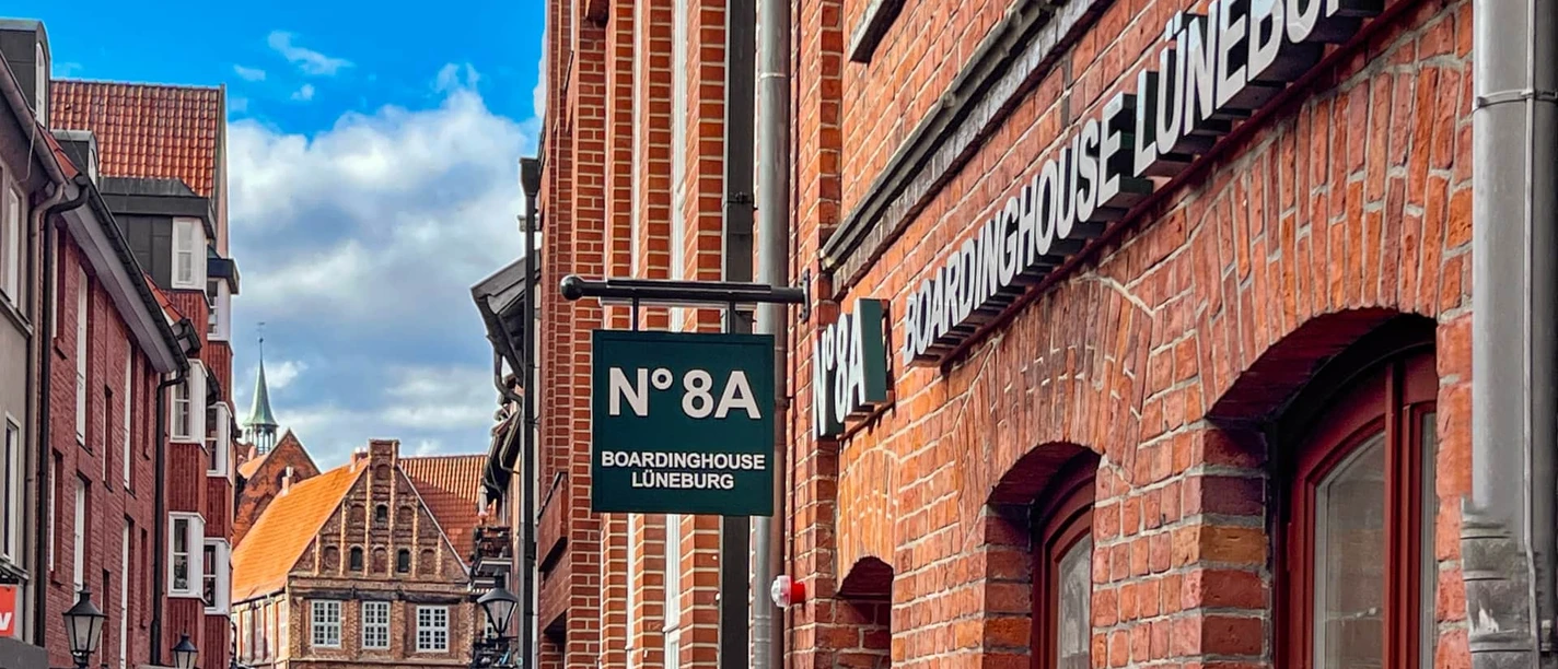 N°8A BoardingHouse Lüneburg Außenansicht Backsteinfassade des N°8A BoardingHouse Lüneburg an einer gepflasterten Altstadtstraße.