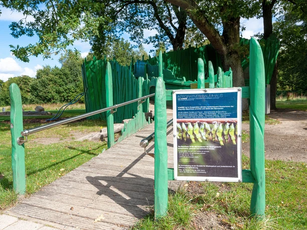 IMG-7760 (c) Claudia Obermeyer_Erlebnis Bremerhaven_WEB.jpg Intergratives Baumhaus auf dem Spielplatz im Gesundheitspark Speckenbüttel
