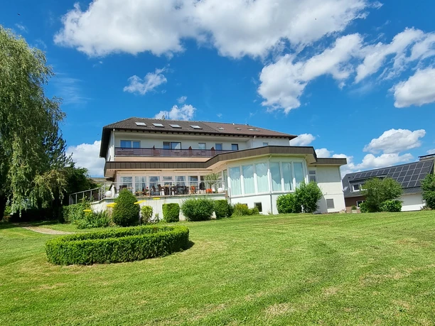 Blick aus dem grünen Garten auf den Sonnenhof Lügde