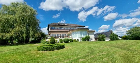 Sonnenhof Lügde.jpg Blick aus dem grünen Garten auf den Sonnenhof Lügde