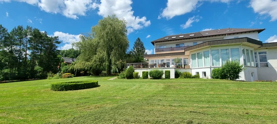 Sonnenhof Lügde 2.jpg Blick aus dem Garten zum Sonnenhof Lügde