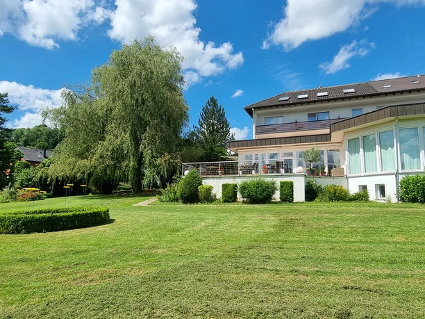 Sonnenhof Lügde 2.jpg Blick aus dem Garten zum Sonnenhof Lügde