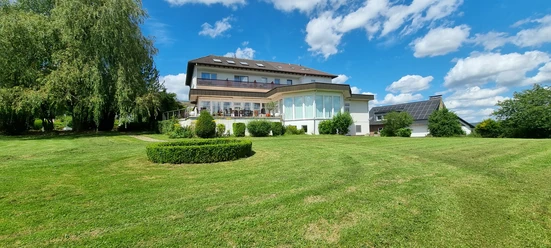 Sonnenhof Lügde 3.jpg Blick aus dem Garten auf den Sonnenhof Lügde