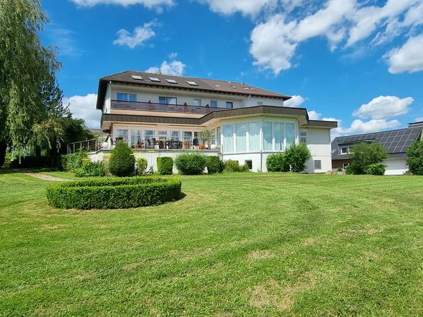 Sonnenhof Lügde 3.jpg Blick aus dem Garten auf den Sonnenhof Lügde