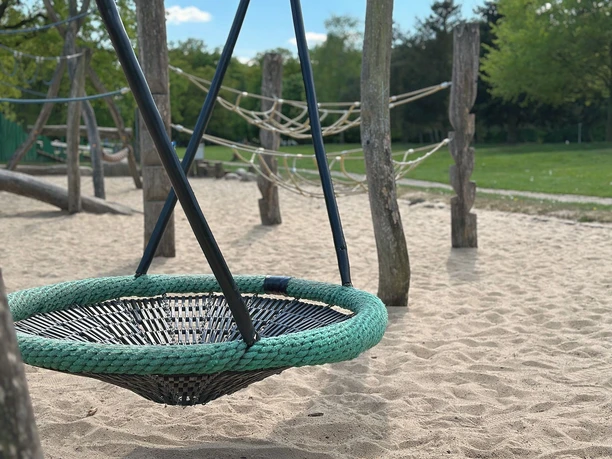 Speckenbüttler Park 46 (c) Vanessa Wilke_Erlebnis Bremerhaven_WEB.jpg Nestschaukel auf dem Spielplatz im Gesundheitspark Speckenbüttel