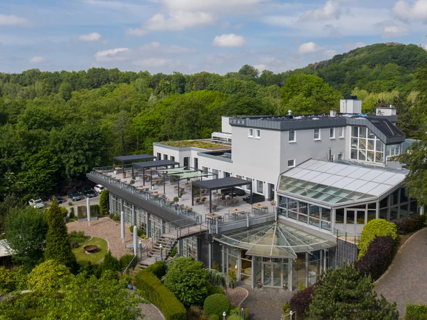 Moderne Hotelaußenansicht in grüner Lage