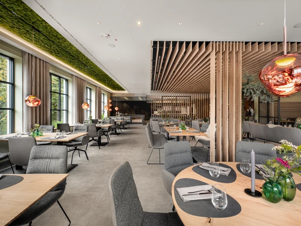 Modernes Hotelrestaurant mit stilvollem Ambiente