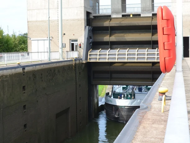Schleuse Üfingen (10)_HD_16zu9.JPG Ein Schiff fährt unter dem großen Hubtor in die Kammer der Schleuse Üfingen ein.