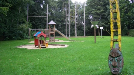 13 Gesundheitspark_Am Hochseilgarten.jpg Kleiner Spielplatz im Gesundheitspark Speckenbüttel Ost