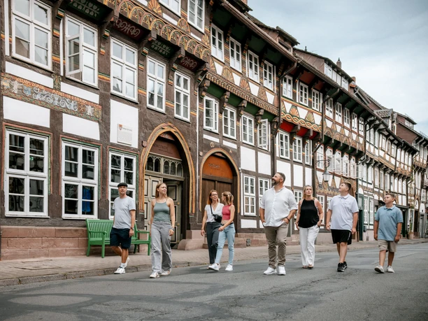 Fachwerk, Familie, Tiedexerstraße Familie spaziert auf einer Straße an prächtigen historischen Fachwerkhäusern vorbei.