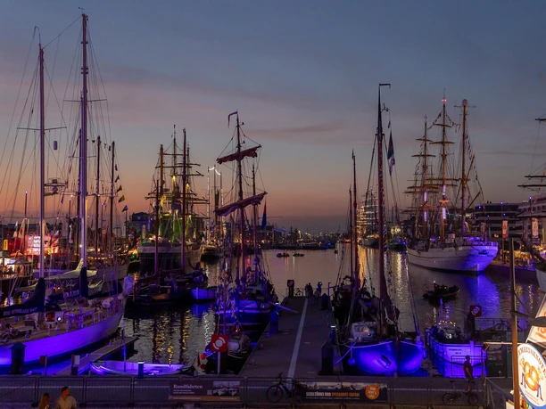 CAL_0584 (c) Carmen Lindemann_Erlebnis Bremerhaven_CC0_WEB.jpg Traditionsschiffe bei Nacht im Neuen Hafen Bremerhaven