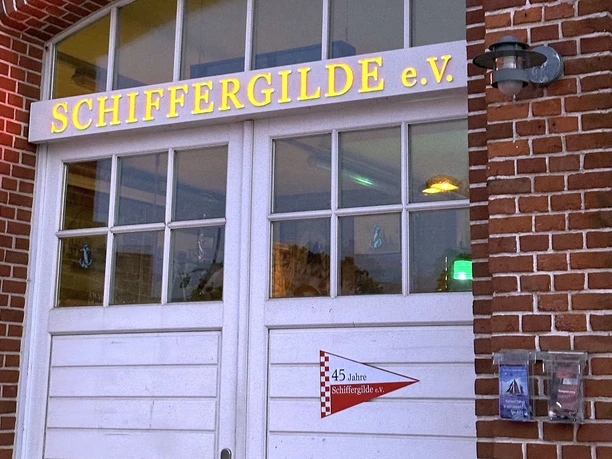 Seemannsgarn Legenden und Meer IMG_4715 (c) Mailin Knoke_Erlebnis Bremerhaven_WEB.jpg Weiße Doppelflügeltür der Schiffergilde Bremerhaven e. V.