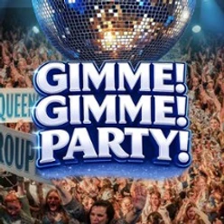 Große Menschenmenge unter einer Discokugel mit leuchtendem Gimme Gimme Party Schriftzug