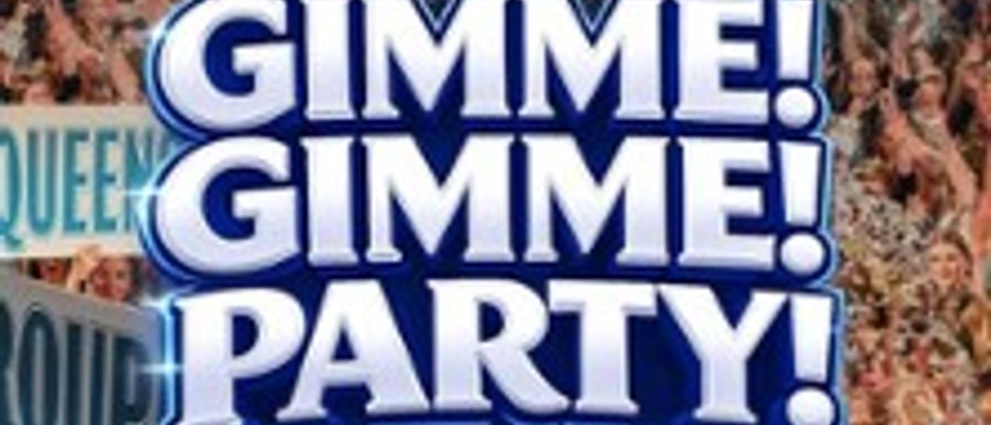Große Menschenmenge unter einer Discokugel mit leuchtendem Gimme Gimme Party Schriftzug