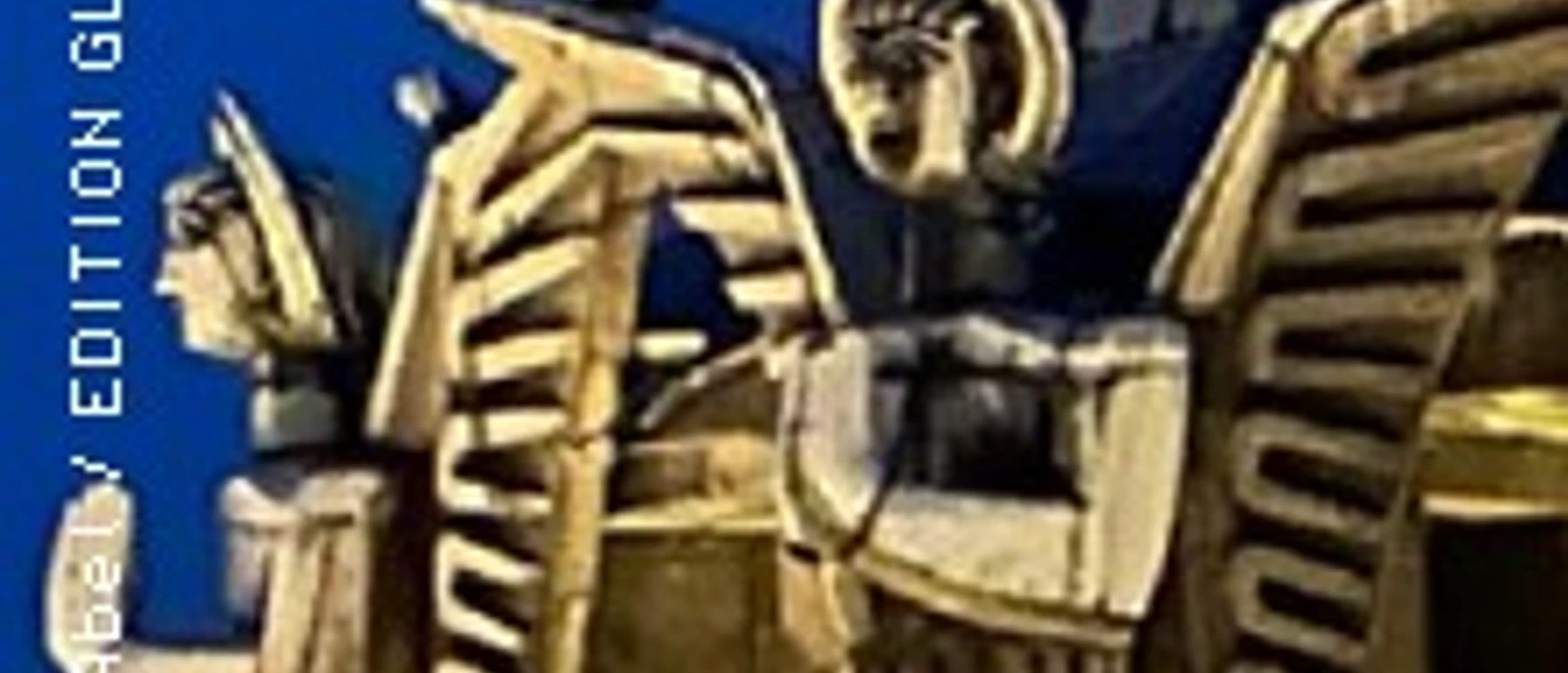 Goldene Engelsfigur mit ausgebreiteten Flügeln an der Fassade des Kölner Doms bei Nacht