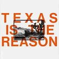 Orange Schrift Texas Is The Reason mit kleinem Schwarzweißfoto von Trailer und Wüstenlandschaft