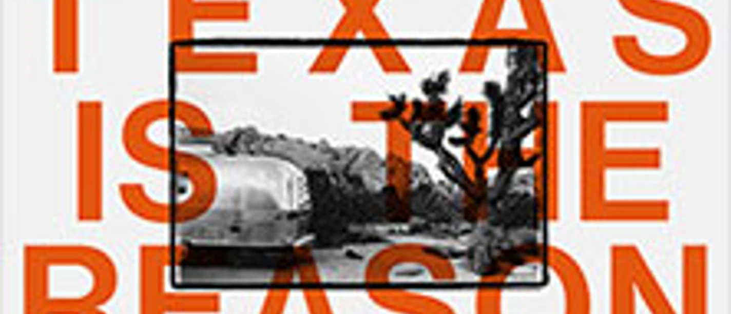 Orange Schrift Texas Is The Reason mit kleinem Schwarzweißfoto von Trailer und Wüstenlandschaft