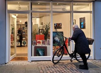 Apothekenstraße 3 Homepage kleine DAtei.jpg Schaufenster der Galerie mit Besucherin