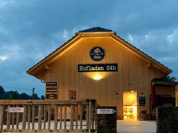 Hofladen_Aussenansicht_Dämmerung_Stalder_Hof_Nottwil.jpg